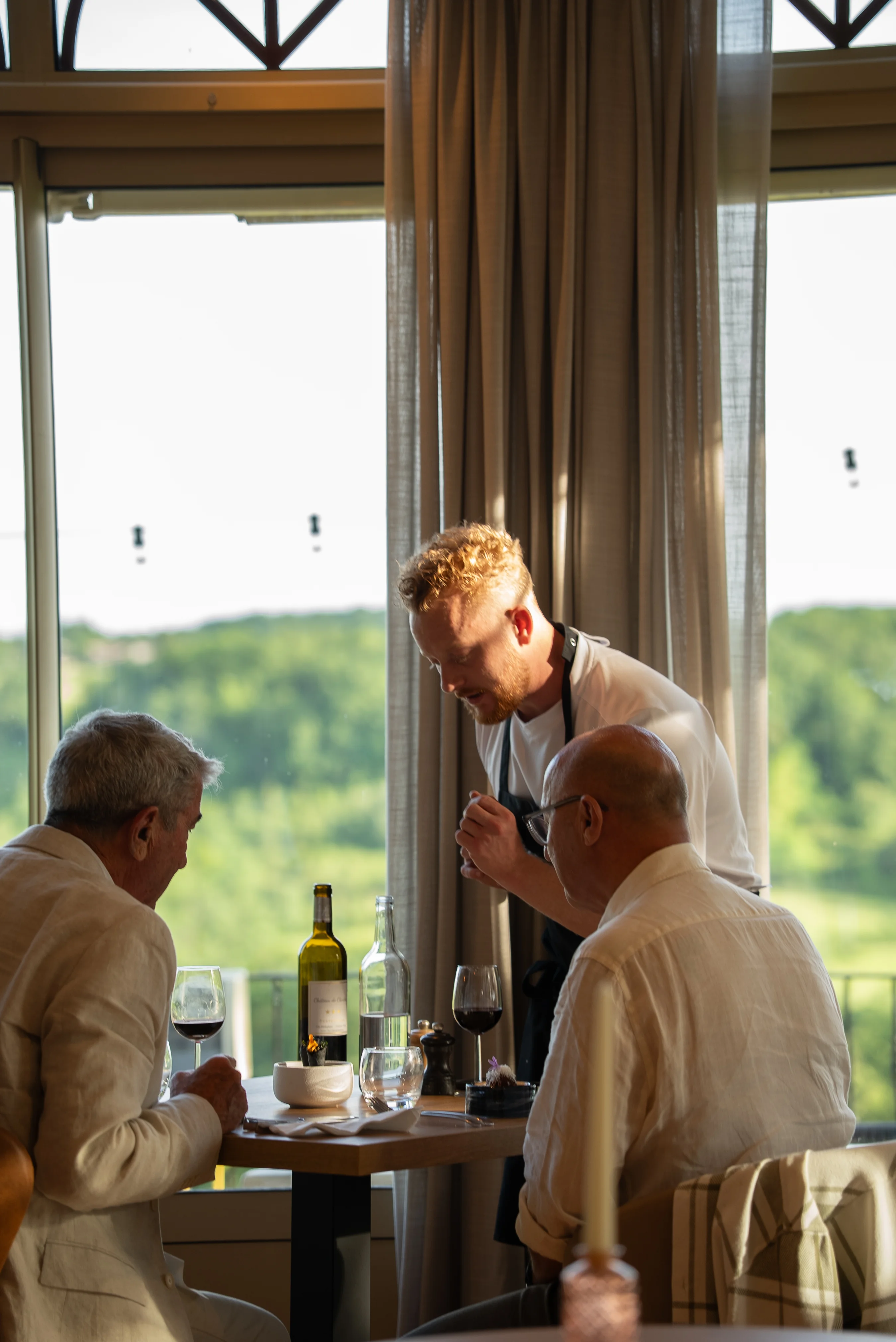 Chefs Connect chef legt zijn gerecht uit aan gasten tijdens een diner